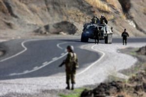 Uludere'de bir asker ağır yaralandı