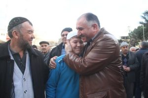 &Ccedil;ağlayan umre yolcularını uğurladı