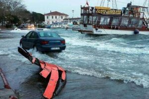 Erdek'te deniz kara ile birleşti