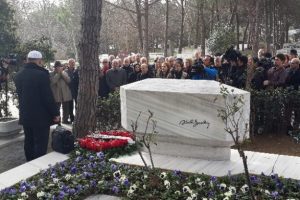 Duayen gazeteci Abdi İpek&ccedil;i kabri başında anıldı