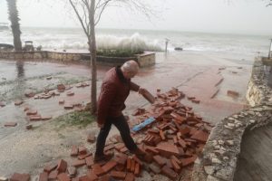 Lodos başkana zor anlar yaşattı