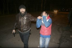 G&ouml;stericiler sert kayaya &ccedil;arptı