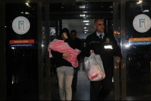 17 yaşındaki anne bebeğiyle sığınma evine gitti