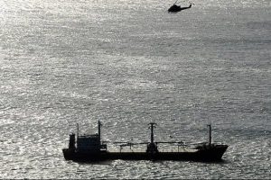 Fırtınanın s&uuml;r&uuml;klediği gemilerdeki personel kurtarıldı