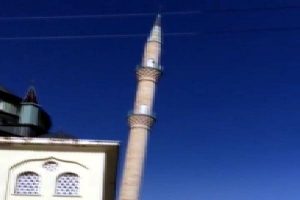 Şiddetli r&uuml;zgar 40 metrelik minareyi yerle bir etti