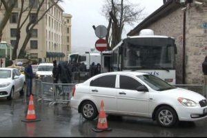 Başbakanlık ofisi &ouml;n&uuml;nde eylem: 6 g&ouml;zaltı