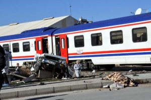 Feci kaza! Tren otomobile &ccedil;arptı! 2 &ouml;l&uuml;!