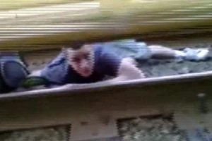 &Ouml;l&uuml;m oyunu! &Uuml;zerinden tren ge&ccedil;iyor...