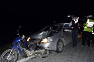 Otomobilin &ccedil;arptığı motosikletli &ouml;ld&uuml;