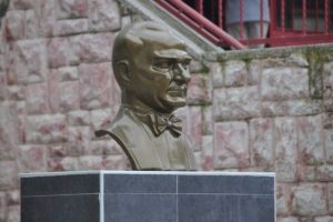 Atat&uuml;rk b&uuml;st&uuml;n&uuml; yaktılar