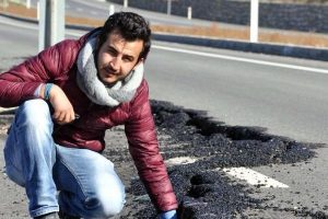 Yolda korkutan &ccedil;atlak!