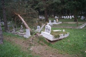 Lodos mezarları da talan etti!