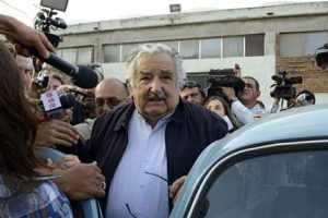 Uruguay Devlet Başkanı otostop&ccedil;uyu gideceği yere bıraktı