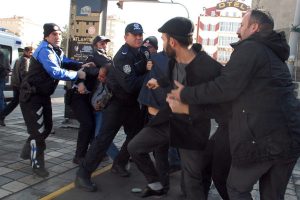 Surlara &ccedil;ıkan vatandaşa 'atla' deyince...