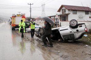 Otomobil takla attı: 3 yaralı