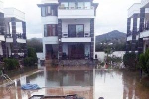 L&uuml;ks villalarının bulunduğu sitelerin bahcesi g&ouml;le d&ouml;nd&uuml;