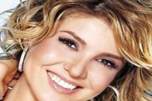 H&uuml;lya Avşar'ı, Seda Sayan'ı geride bıraktı