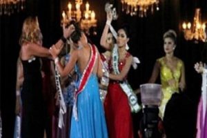 G&uuml;zellik yarışması ikincisi sahnede birinciye saldırdı!