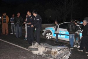 Kasksız motosikletli kazada ağır yaralandı