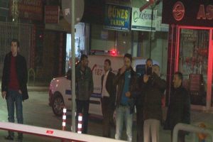 Yangını &ccedil;ekirdek &ccedil;itleyerek izlediler