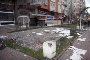 Kep&ccedil;e yıkmaya geldi esnaf izin vermedi