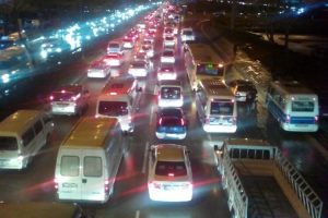 Bursa'da minib&uuml;slerin kaldırımda tehlikeli yolculuğu
