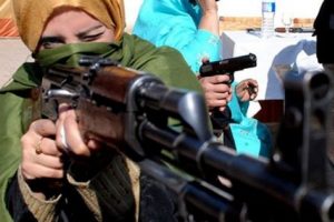 Okul baskınından sonra Taliban'a karşı silahlandılar