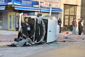 Otomobil servis minib&uuml;s&uuml; ile &ccedil;arpıştı!