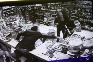 18 yaşındaki gen&ccedil;, silahlı gasp&ccedil;ıları p&uuml;sk&uuml;rtt&uuml;