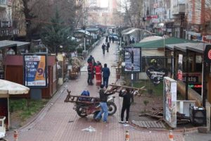 Esnaf 'Biz yıkarız' deyince polis ve zabıta &ccedil;ekildi