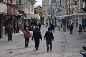 İneg&ouml;l'de kaldırımlar artık yayaların