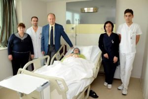 80 yaşındaki kadına zor cerrahi operasyon