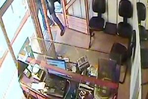T&uuml;fekli soygun girişimi kameraya yansıdı, 3 ş&uuml;pheli tutuklandı