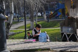 Parkta hem su satıyor, hem derslerine &ccedil;alışıyor