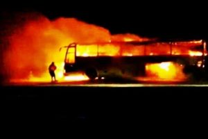 Otob&uuml;s ateşe verildi: 7 &ouml;l&uuml;, 22 yaralı