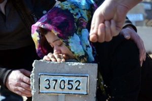 Sobadan zehirlenen 3 kardeş yan yana defnedildi