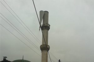Lodos minarenin k&uuml;lahını u&ccedil;urdu