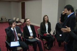 &Ccedil;ocuklarla oynadı, işaret dili dersi aldı