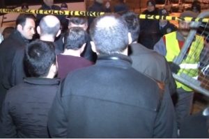 Bankada hesabı bulunan vatandaşlar bina &ouml;n&uuml;nde toplandı