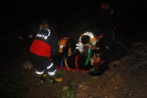 Alkoll&uuml; s&uuml;r&uuml;c&uuml; &ouml;nce direğe &ccedil;arptı sonra dereye u&ccedil;tu: