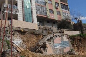 Kış g&uuml;n&uuml; sokakta kaldılar!