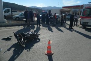 Motosiklet, otomobile &ccedil;arptı: 1 yaralı