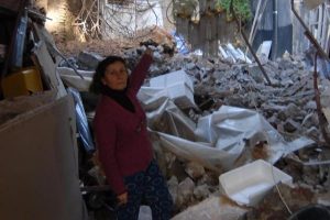 Anıtlar Kurulu'nu beklerken m&uuml;ze duvarı, başlarına &ccedil;&ouml;kt&uuml;