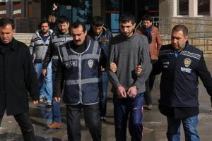 Otomobili gasp etmeye kalkışan ş&uuml;phelilere g&ouml;zaltı