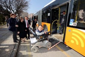 Fatma Şahin engelsiz otob&uuml;ste yolculuk yaptı