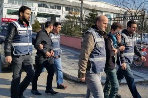 Minib&uuml;slerden para &ccedil;alan iki kişi yakalandı