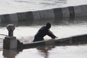 Edirne'de taşkının &uuml;&ccedil;&uuml;nc&uuml; g&uuml;n&uuml;; nehirlerde debi d&uuml;ş&uuml;yor