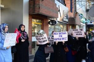 Bank Asya şubesi &ouml;n&uuml;nde pankartlı sessiz protesto