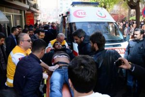 Dava &ccedil;ıkışı ortalık karıştı 4 kişi yaralandı, olan 2 meraklıya oldu