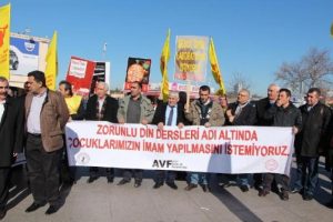 Alevi derneklerinden eğitim protestosu